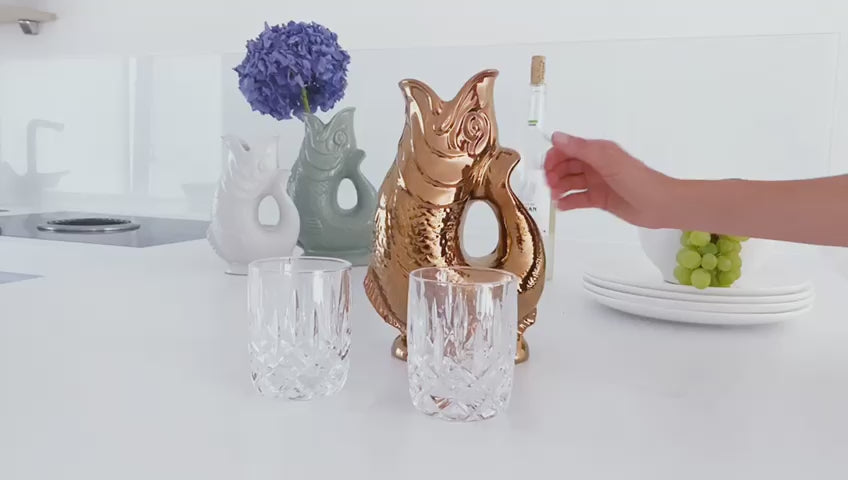Video van de koperen Gluckigluck waterkan die klokt bij het inschenken.