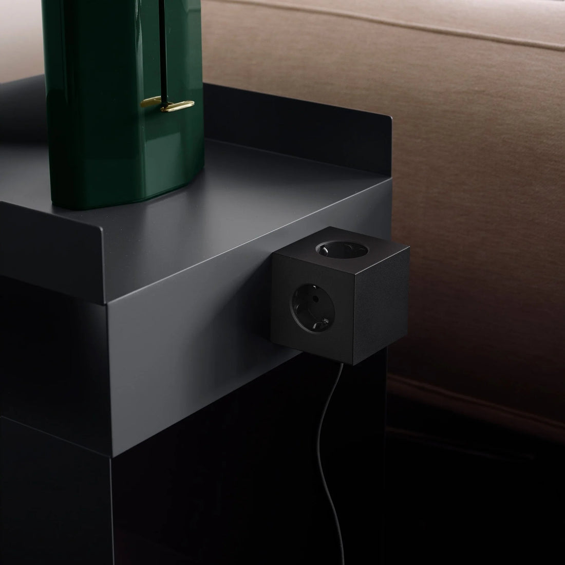 Avolt Square 1 Stekkerdoos & USB-C Oplader 3 meter│Stockholm Black│art. SQ1-EUFC30-30SB│met magneet op metalen kastje naast bank