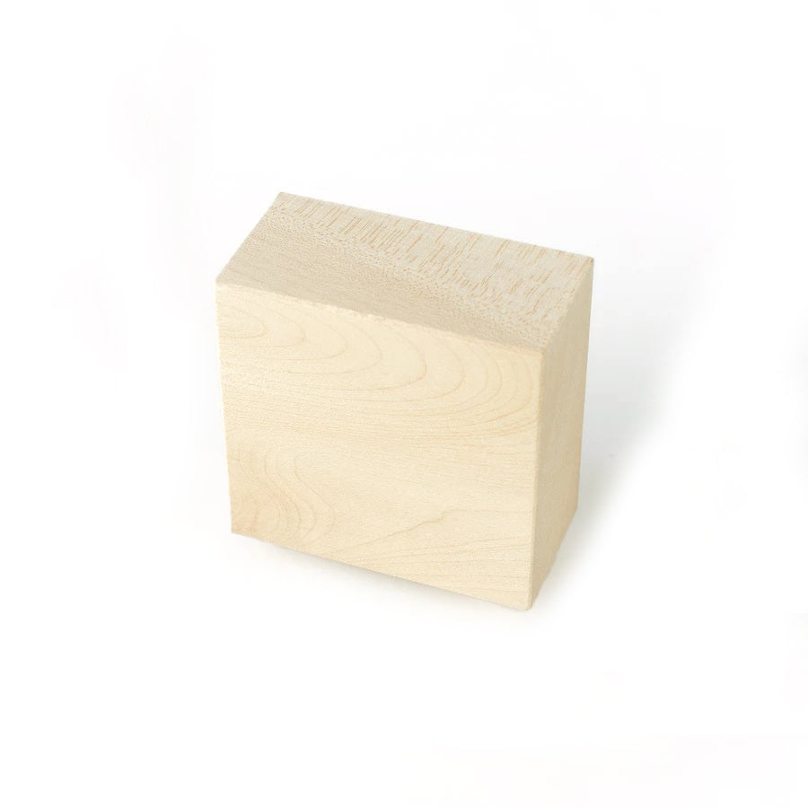 Traktor is een magnetisch wandblok voor het opbergen van je sleutelbos, of het ophangen van je keukenmessen etc. Deze handgemaakte kubus van het Belgische merk kabinet van Look is verkrijgbaar in 5 verschillende houtsoorten en kan tot 5 kg aan gewicht dragen. 