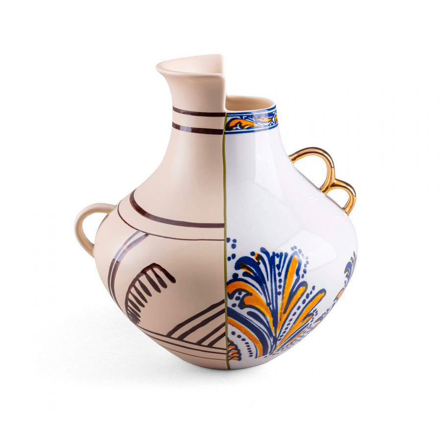 Seletti • Hybrid Vaas • Nazca • Prachtige vaas uit de Hybrid collectie van Seletti. Klassieke patronen uit de Oosterse en Westerse keramiek productie zijn samengevoegd tot een hedendaags ontwerp en vormen zo een eenheid. Gemaakt van een hoge kwaliteit beenderporselein.