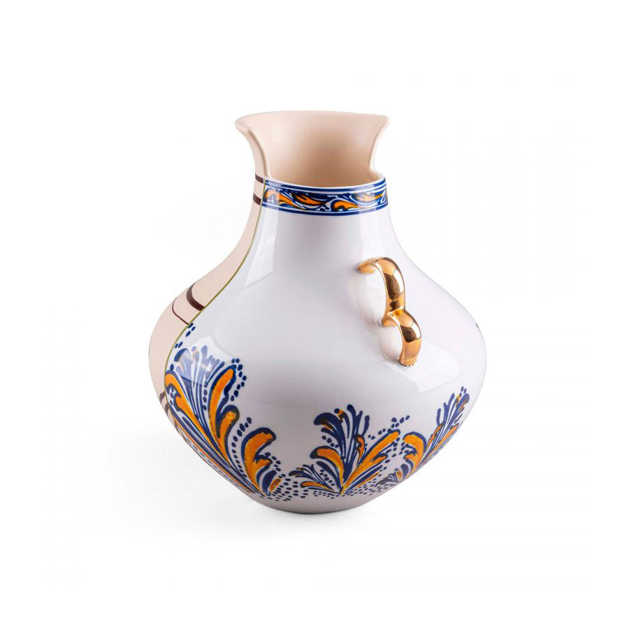 Seletti • Hybrid Vaas • Nazca • Prachtige vaas uit de Hybrid collectie van Seletti. Klassieke patronen uit de Oosterse en Westerse keramiek productie zijn samengevoegd tot een hedendaags ontwerp en vormen zo een eenheid. Gemaakt van een hoge kwaliteit beenderporselein.