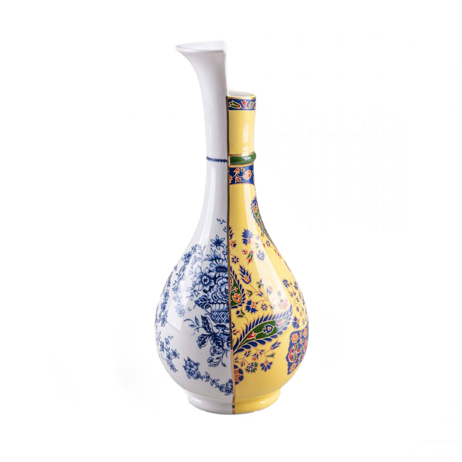 Seletti • Hybrid Vaas • Chunar • Prachtige vaas uit de Hybrid collectie van Seletti. Klassieke patronen uit de Oosterse en Westerse keramiek productie zijn samengevoegd tot een hedendaags ontwerp en vormen zo een eenheid. Gemaakt van een hoge kwaliteit beenderporselein.
