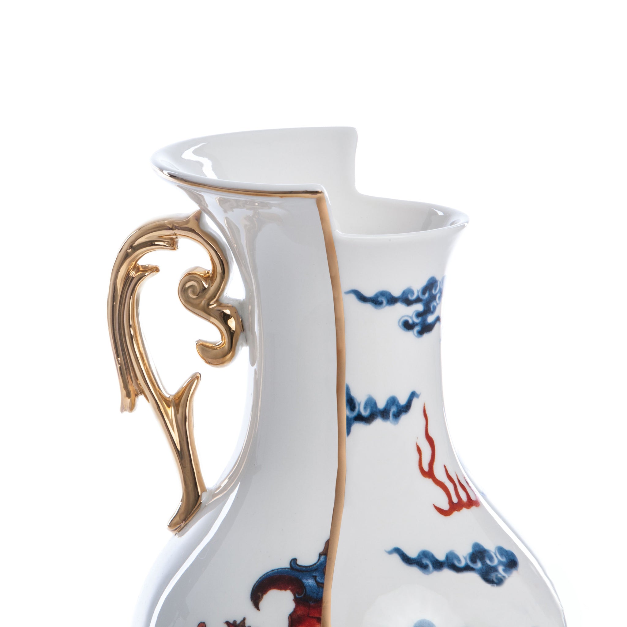 Seletti • Hybid Vaas • Adelma • Prachtige vaas uit de Hybrid collectie van Seletti. Klassieke patronen uit de Oosterse en Westerse keramiek productie zijn samengevoegd tot een hedendaags ontwerp en vormen zo een eenheid. Gemaakt van een hoge kwaliteit beenderporselein.
