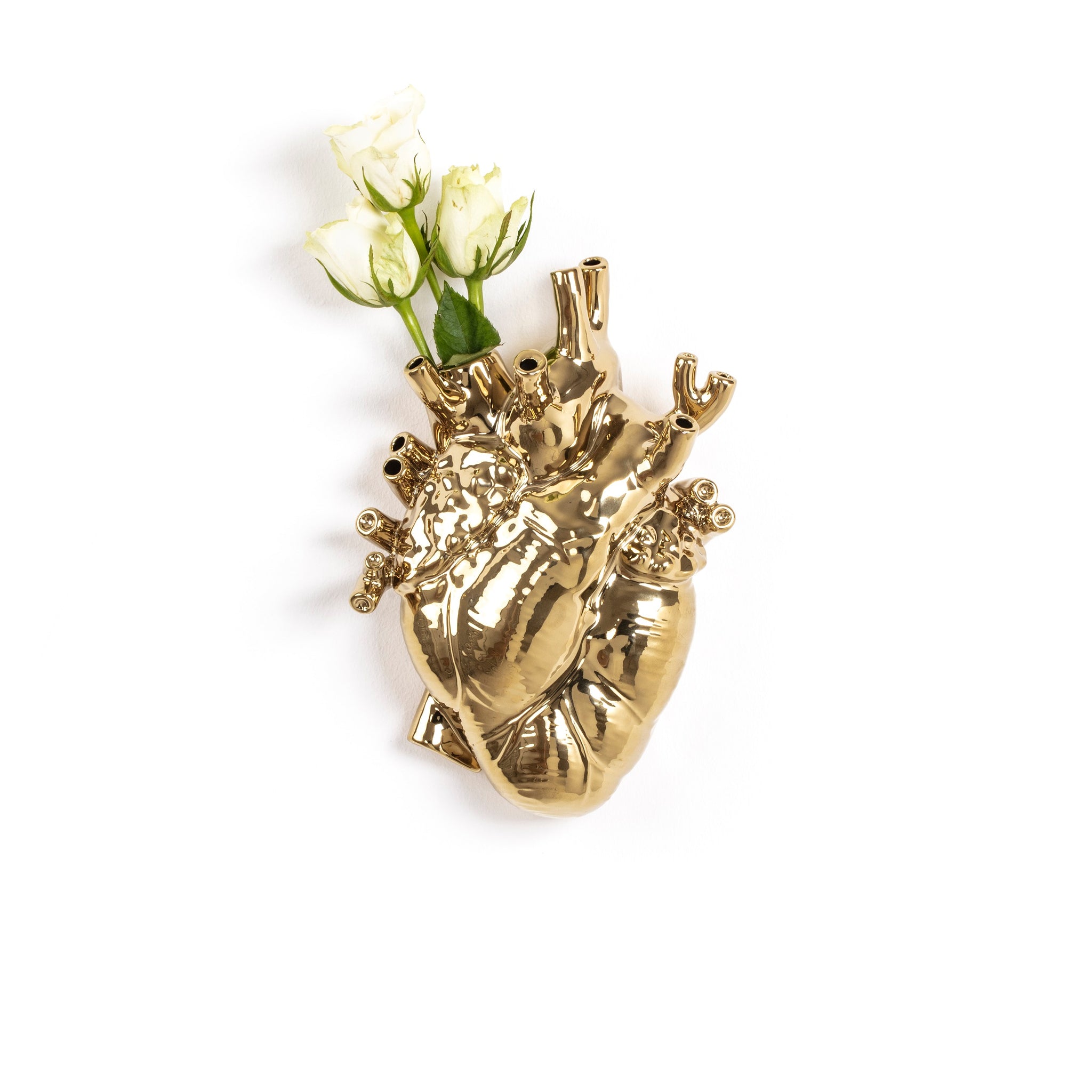 Love in Bloom Gold  is een prachtige porceleinen vaas, ontworpen door Marcantonio voor het Italiaanse merk Seletti. Hij is vormgegeven in de vorm van een anatomisch menselijk hart, en voorzien van een laag goud. Het perfecte kado voor iedereen met een gouden hart.