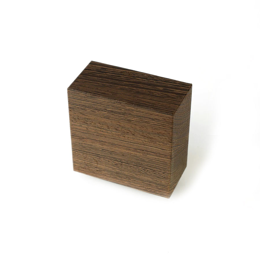 Traktor is een magnetisch wandblok voor het opbergen van je sleutelbos, of het ophangen van je keukenmessen etc. Deze handgemaakte kubus van het Belgische merk kabinet van Look is verkrijgbaar in 5 verschillende houtsoorten en kan tot 5 kg aan gewicht dragen. 