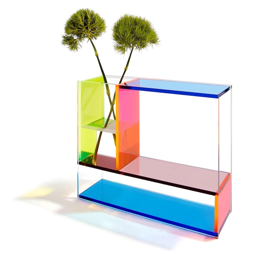 De Mondri-vase is een eerbetoon aan de Nederlandse kunstbeweging de Stijl en is vernoemd naar Piet Mondriaan. Samengesteld uit transparante acrylpanelen in diverse kleuren, die een prachtig kleurenspel en schaduwen creëren. Ontworpen met drie verschillende kamers voor verschillende bloemgroottes. Drie vazen in één! 