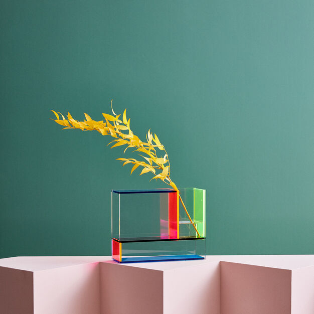 De Mondri-vase is een eerbetoon aan de Nederlandse kunstbeweging de Stijl en is vernoemd naar Piet Mondriaan. Samengesteld uit transparante acrylpanelen in diverse kleuren, die een prachtig kleurenspel en schaduwen creëren. Ontworpen met drie verschillende kamers voor verschillende bloemgroottes. Drie vazen in één! 
