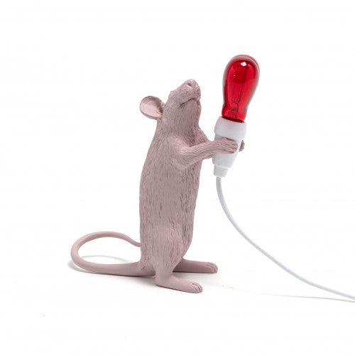 Deze muis wil je graag in huis hebben! Hij is ontworpen door Marcantonio voor het merk Seletti. Deze speciale Valentine uitvoering is een ode aan de liefde. De nieuwe versie van dit iconische lampje is uitgevoerd met een standaard E14 fitting en een USB aansluiting. 