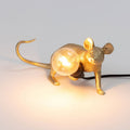 Deze muis wil je graag in huis hebben! Hij is ontworpen door Marcantonio voor het merk Seletti, en verkrijgbaar in 3 varianten: Staand, liggend en zittend. De nieuwe versie van dit iconische lampje is uitgevoerd met een standaard E14 fitting en een USB aansluiting. 