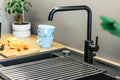 Rolmat RVS│Onderzetter en Afdruiprek│Happy Sinks by Magisso│art. EB-HS-002│boven zwarte spoelbak met kraan