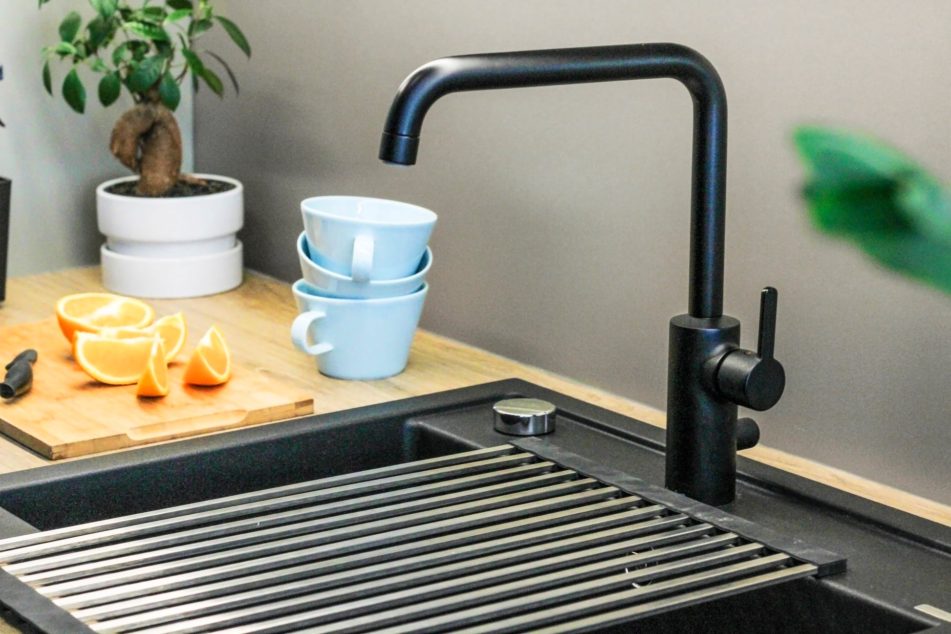 Rolmat RVS│Onderzetter en Afdruiprek│Happy Sinks by Magisso│art. EB-HS-002│boven zwarte spoelbak met kraan
