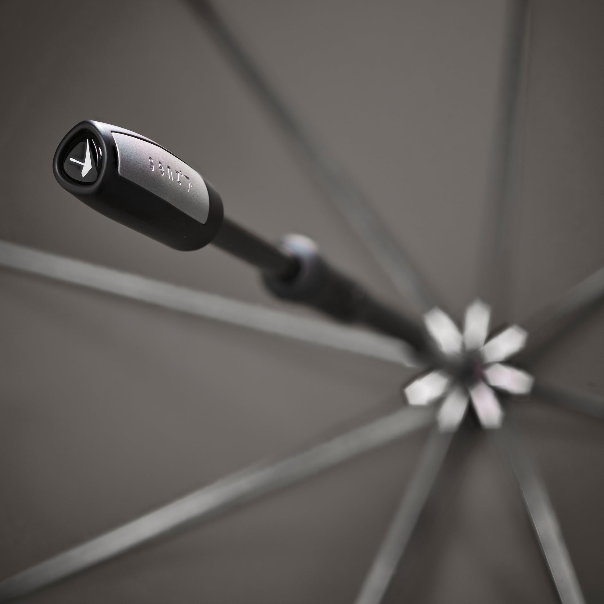 Senz Storm Paraplu Large│Silk Grey│Senz Umbrella│detail handvat