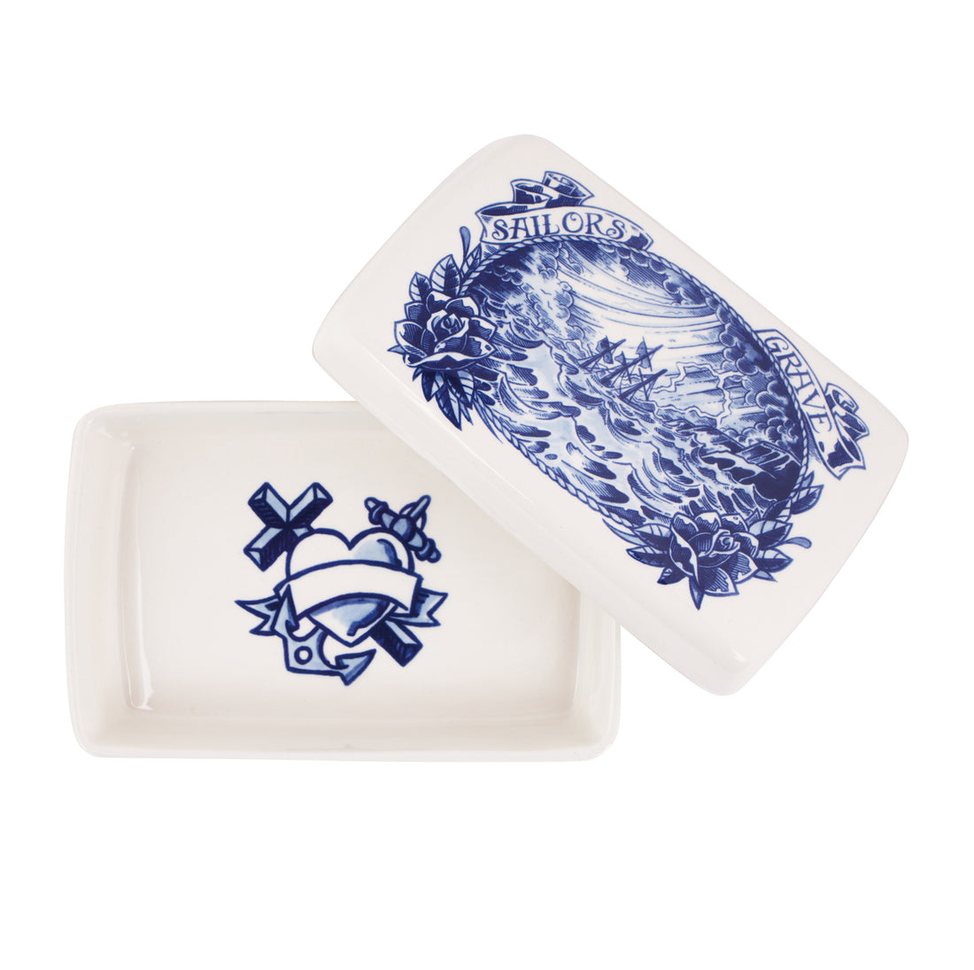 De Schiffmacher Royal Blue Tattoo collectie is een unieke samenwerking tussen tattoo artist Henk Schiffmacher en Royal Delft - Porcelyne Fles. Prachtige objecten zoals vazen, borden en tegels, waarbij de werelden en de tradities van beide ambachten samenkomen. Rijk aan historie, cultuur, traditie en symboliek.