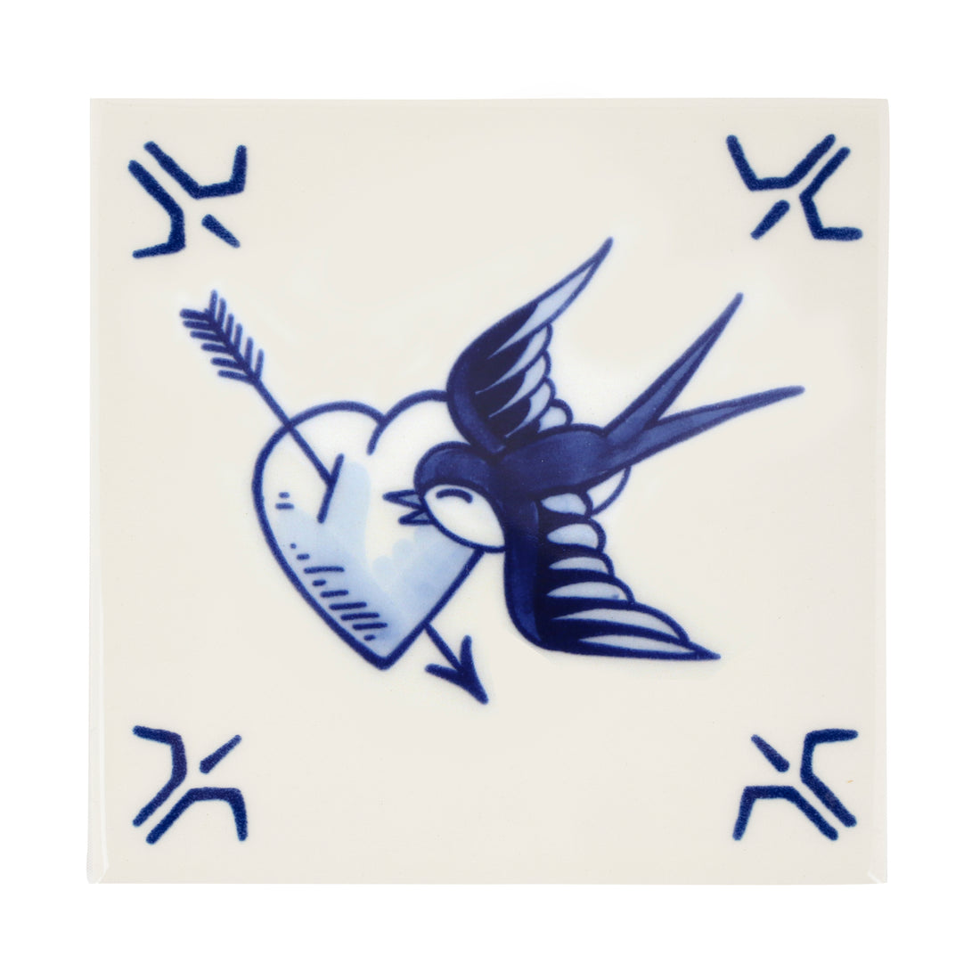 De Schiffmacher Royal Blue Tattoo collectie is een unieke samenwerking tussen tattoo artist Henk Schiffmacher en Royal Delft - Porcelyne Fles. Prachtige objecten zoals vazen, borden en tegels, waarbij de werelden en de tradities van beide ambachten samenkomen. Rijk aan historie, cultuur, traditie en symboliek.