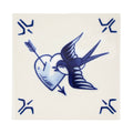 De Schiffmacher Royal Blue Tattoo collectie is een unieke samenwerking tussen tattoo artist Henk Schiffmacher en Royal Delft - Porcelyne Fles. Prachtige objecten zoals vazen, borden en tegels, waarbij de werelden en de tradities van beide ambachten samenkomen. Rijk aan historie, cultuur, traditie en symboliek.