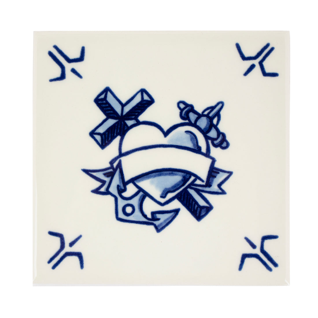 Schiffmacher Royal Blue Tattoo • Tegel • Schiffmacher Royal Blue Tattoo is een unieke samenwerking tussen tattoo artist Henk Schiffmacher en Royal Delft - Porcelyne Fles. De oude ambachten en tradities van beiden komen samen in prachtige objecten als vazen, borden en tegels. Rijk aan cultuur en historie.