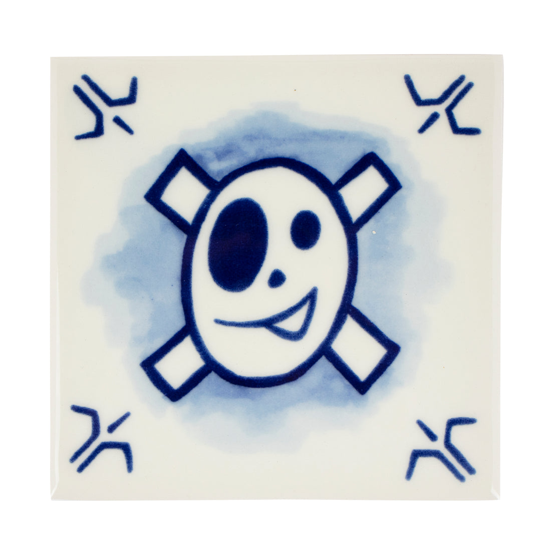 Schiffmacher Royal Blue Tattoo • Tegel • Schiffmacher Royal Blue Tattoo is een unieke samenwerking tussen tattoo artist Henk Schiffmacher en Royal Delft - Porcelyne Fles. De oude ambachten en tradities van beiden komen samen in prachtige objecten als vazen, borden en tegels. Rijk aan cultuur en historie.
