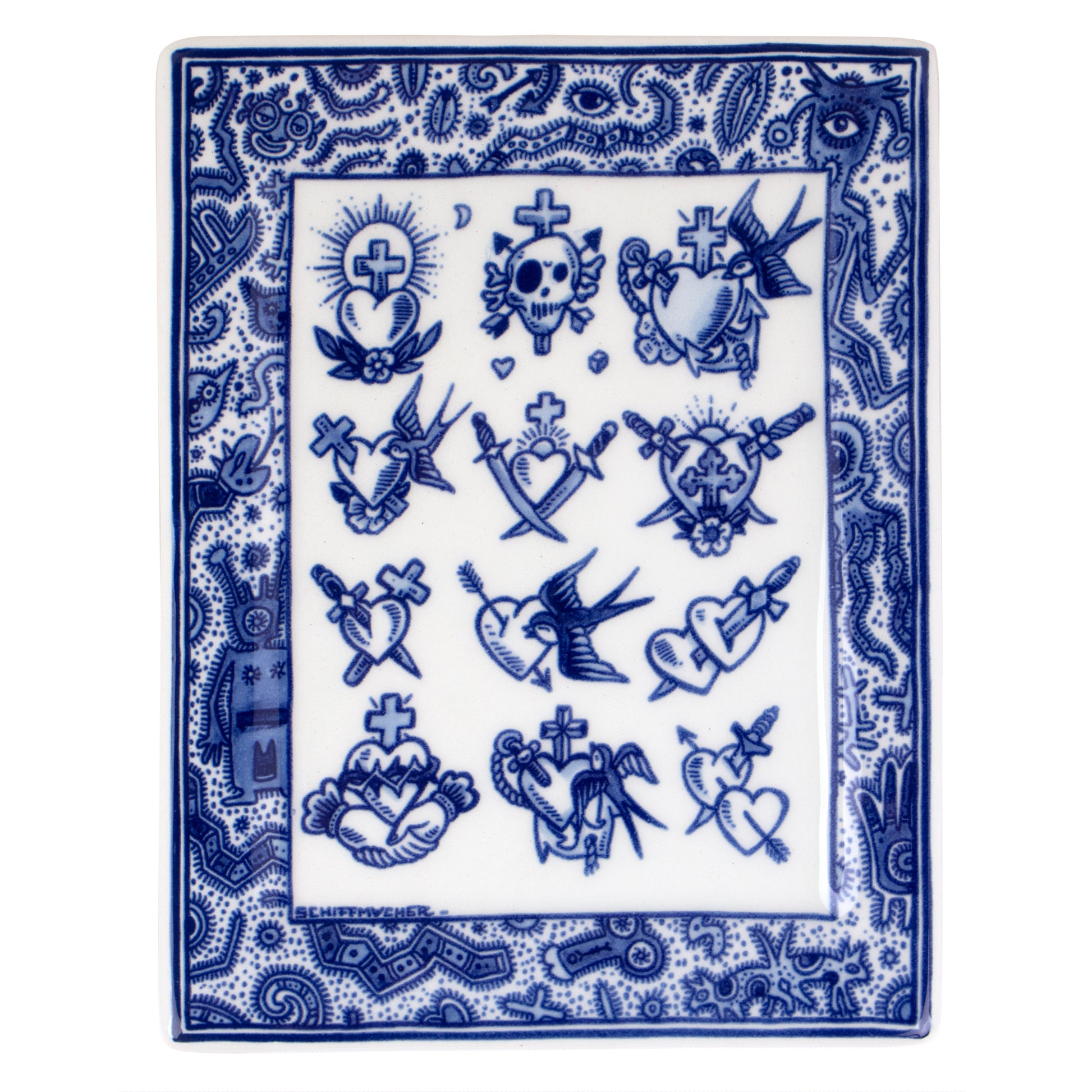 De Schiffmacher Royal Blue Tattoo collectie is een unieke samenwerking tussen tattoo artist Henk Schiffmacher en Royal Delft - Porcelyne Fles. Prachtige objecten zoals vazen, borden en tegels, waarbij de werelden en de tradities van beide ambachten samenkomen. Rijk aan historie, cultuur, traditie en symboliek.