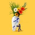 My Superhero Vaas • Jasmin Djerzic • Deze scheve vaas wordt in balans gehouden dankzij jouw eigen Superhero! Dit ontwerp van Jasmin Djerzic is volledig handgemaakt van keramiek. Met of zonder bloemen, deze vaas is een echte eyecatcher in huis! Verkrijgbaar in verschillende maten en kleuren.