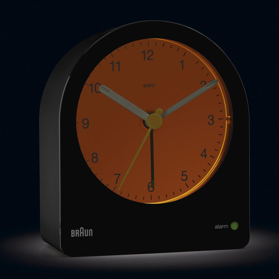 Braun Wekker Analoog BC22B│Zwart│voorkant schuin met witte achtergrond