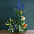 Flower Constellations Messing Medium│House of Thol│verschillende vazen op houten tafel met bloemen