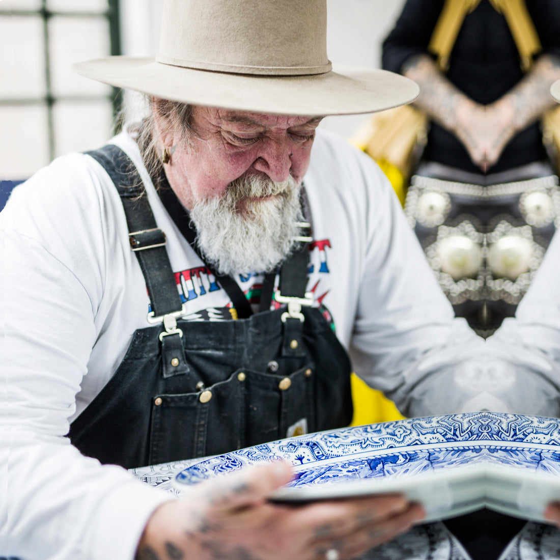 De Schiffmacher Royal Blue Tattoo collectie is een unieke samenwerking tussen tattoo artist Henk Schiffmacher en Royal Delft - Porcelyne Fles. Prachtige objecten zoals vazen, borden en tegels, waarbij de werelden en de tradities van beide ambachten samenkomen. Rijk aan historie, cultuur, traditie en symboliek.