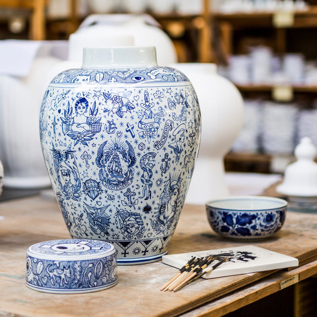 Vaas True Love│Schiffmacher Royal Blue Tattoo│Royal Delft│art. 65800600│voorkant met witte achtergrond