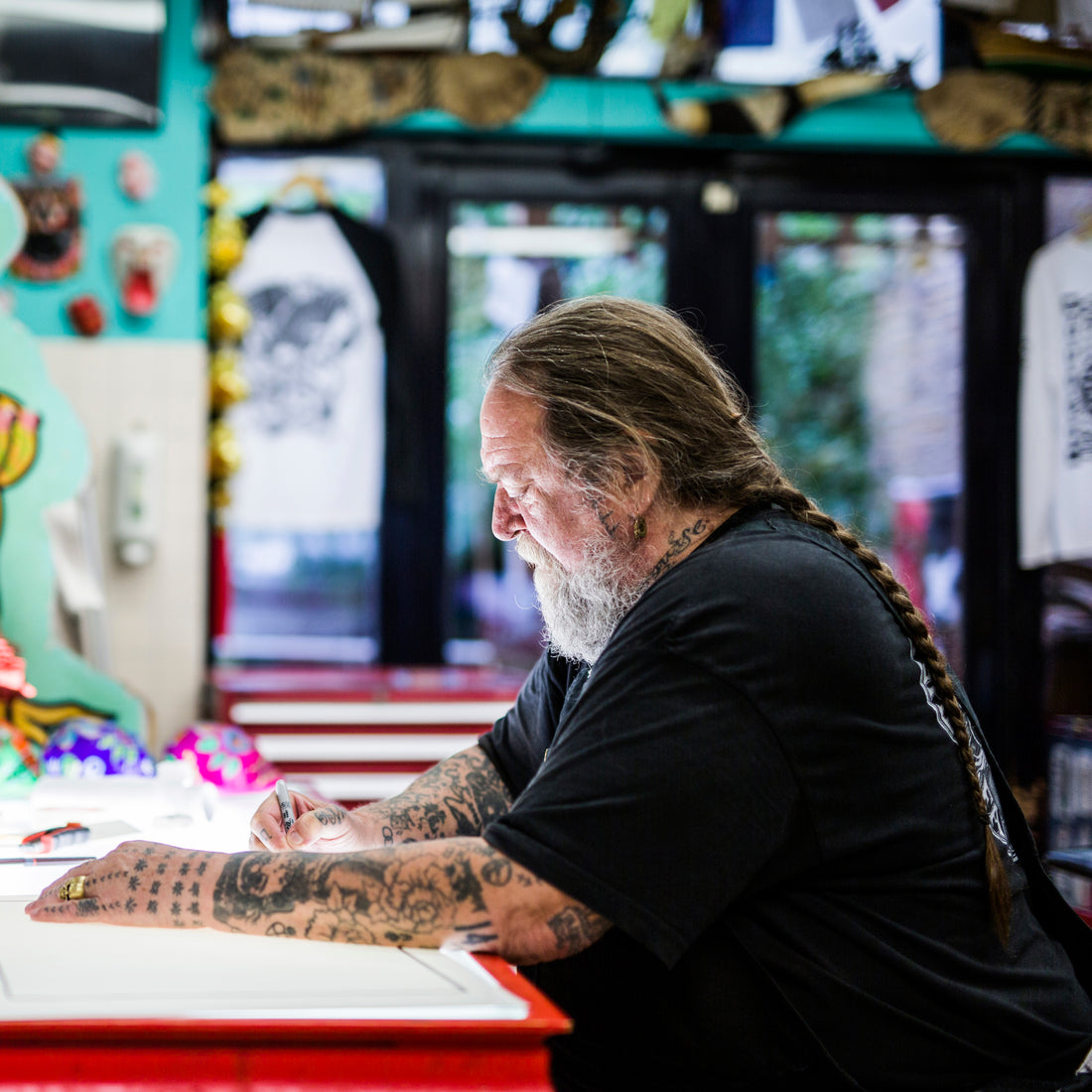 Memento Mori is de tegenhanger van het beroemde Carpe Diem. Gedenk te sterven of “Denk eraan dat je op een dag zult sterven en voor het aangezicht van God zult verschijnen.” Het steeds terugkerende geloof, hoop en liefde is duidelijk terug te vinden in dit tafereel. Op het lichaam van de kleine Christus zien we de tatoeage die zijn toekomst voorspelt. Op zijn been heeft hij de kruisiging, op zijn buik een oude pelgrimstatoeage met de Armeense tekst “Ik heb waarlijk geleefd”.