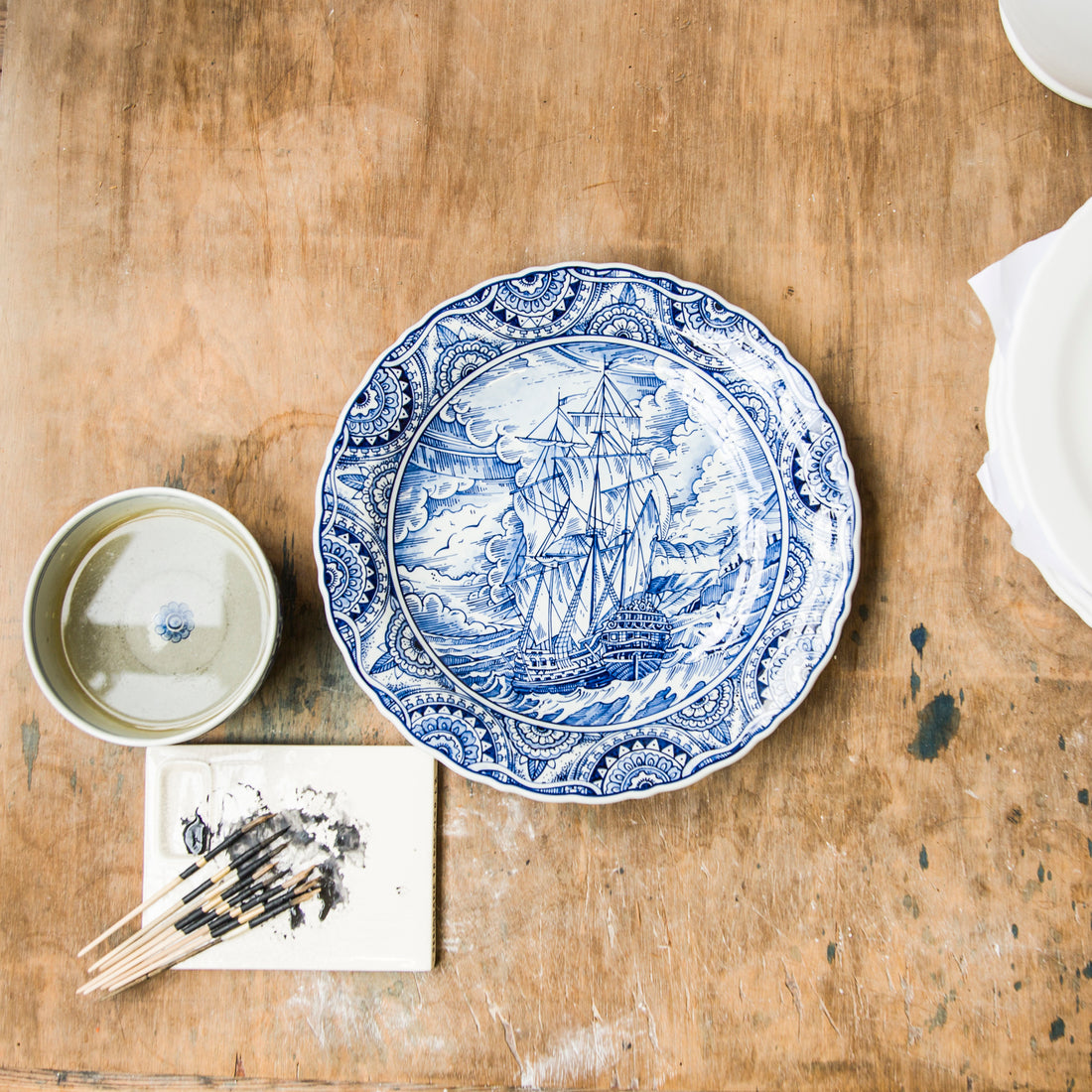 De Schiffmacher Royal Blue Tattoo collectie is een unieke samenwerking tussen tattoo artist Henk Schiffmacher en Royal Delft - Porcelyne Fles. Prachtige objecten zoals vazen, borden en tegels, waarbij de werelden en de tradities van beide ambachten samenkomen. Rijk aan historie, cultuur, traditie en symboliek.
