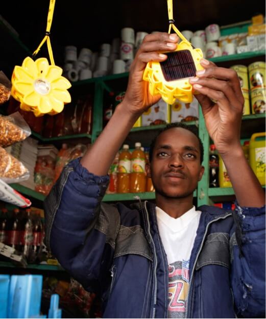 Little Sun Original • Olufar Eliasson • Solar Powered • Little Sun Original is een draagbaar lampje op zonne-energie, ontworpen door Olufar Eliasson. Met de aanschaf steunt u hun sociale project: lampen en opladers op zonne-energie worden beschikbaar gemaakt in verarmde gebieden in Afrika. Een schoon alternatief!