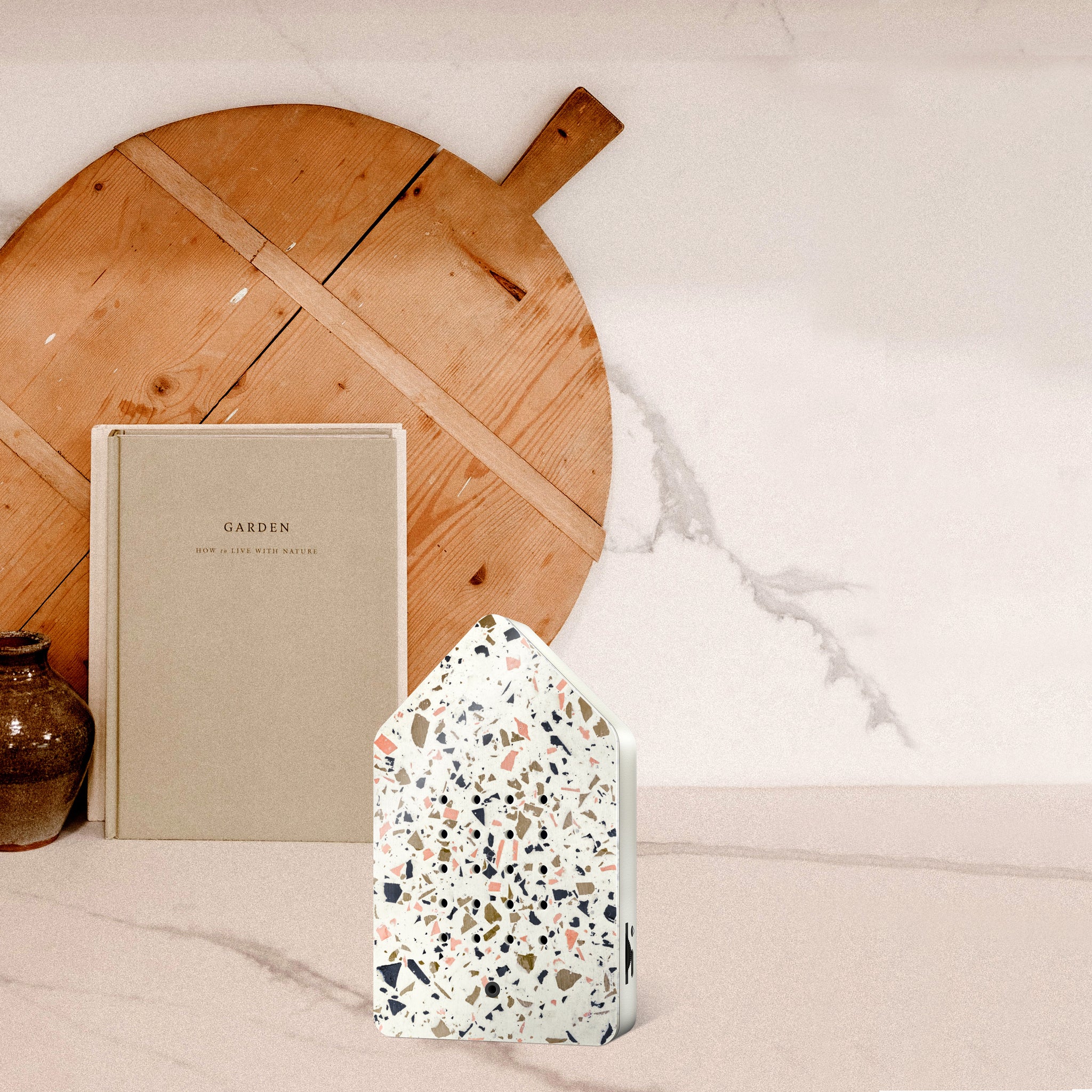 Birdybox Toffee Terrazzo│Relaxound│Vogelgeluiden│art. 11BBX0801002│in keuken met houten snijplank