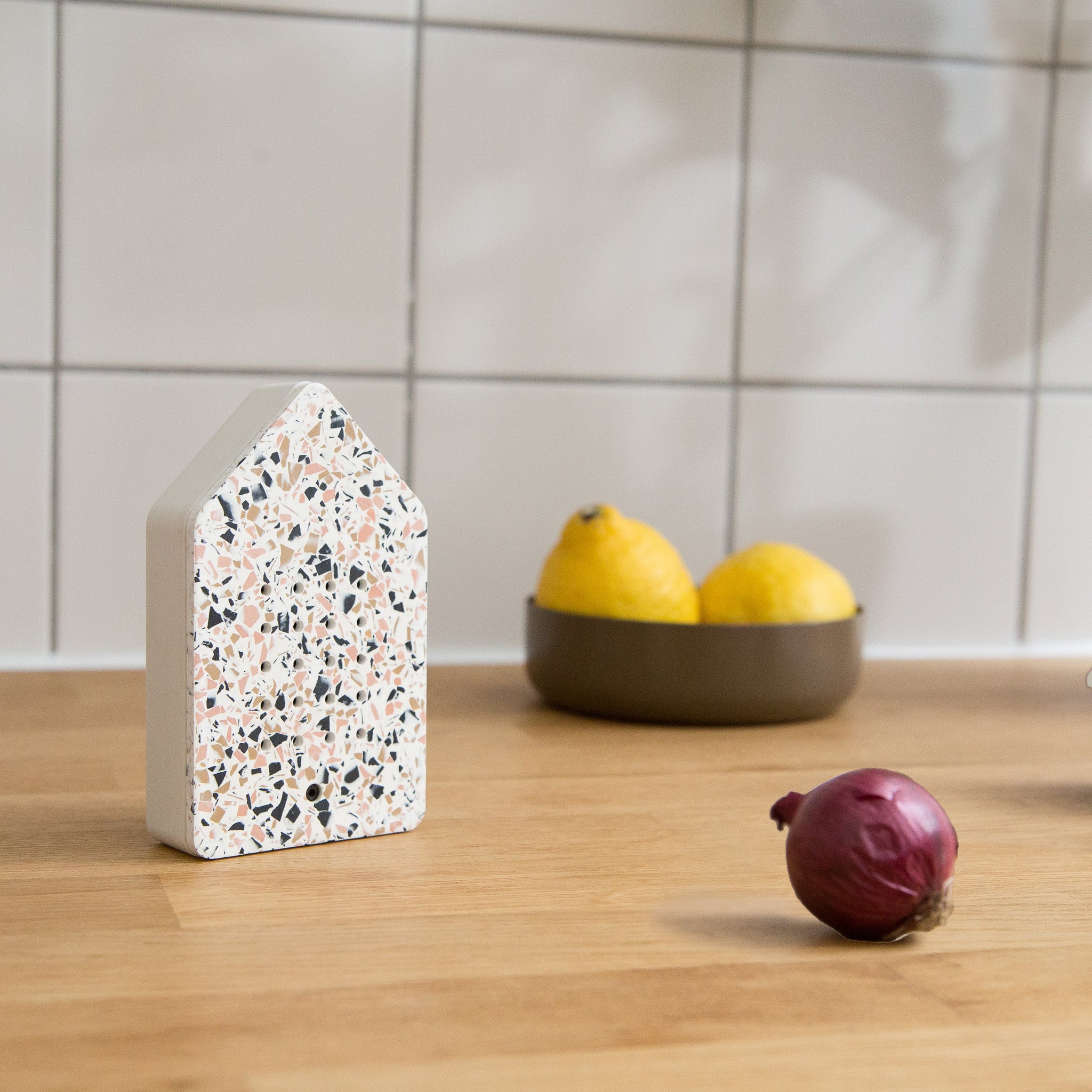 Birdybox Toffee Terrazzo│Relaxound│Vogelgeluiden│art. 11BBX0801002│op keukenblad