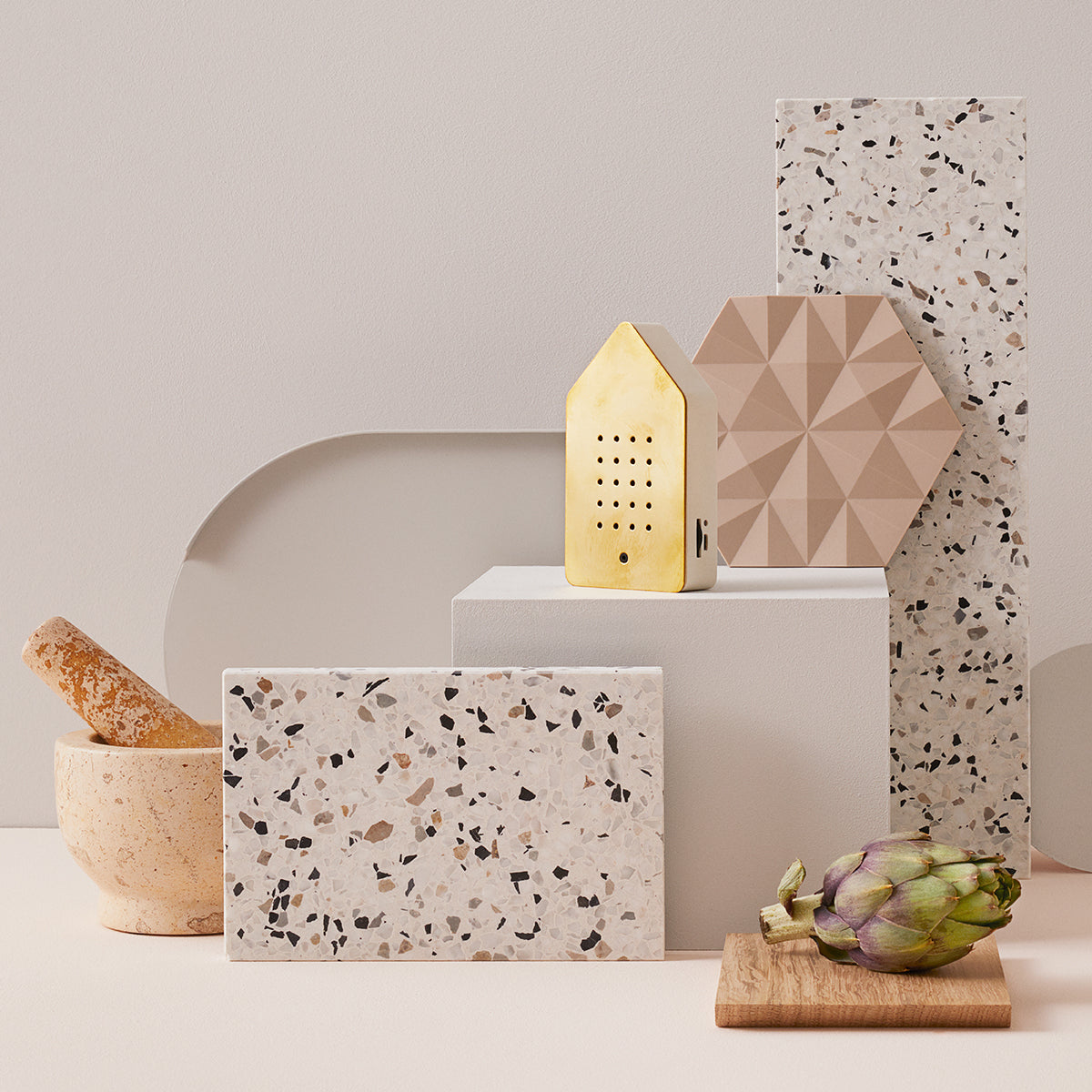 Birdybox Golden Brass│Messing│Vogelgeluiden│Relaxound│art. 11BBX0401002│lifestyle met terrazzo blokken
