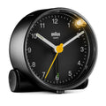 Braun Wekker Analoog BC01B│Zwart│voorkant schuin met verlichting aan 