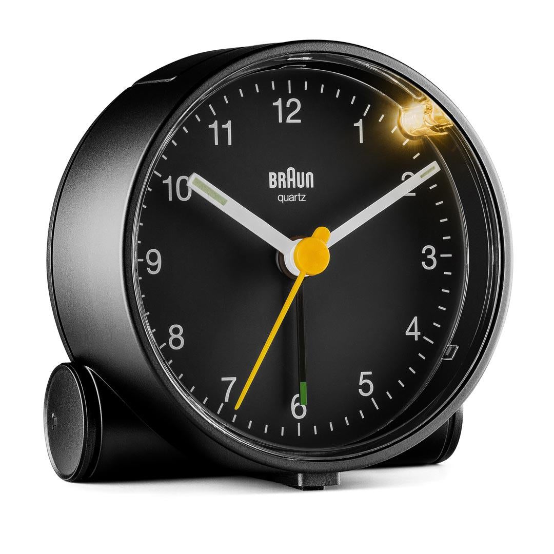 Braun Wekker Analoog BC01B│Zwart│voorkant schuin met verlichting aan 