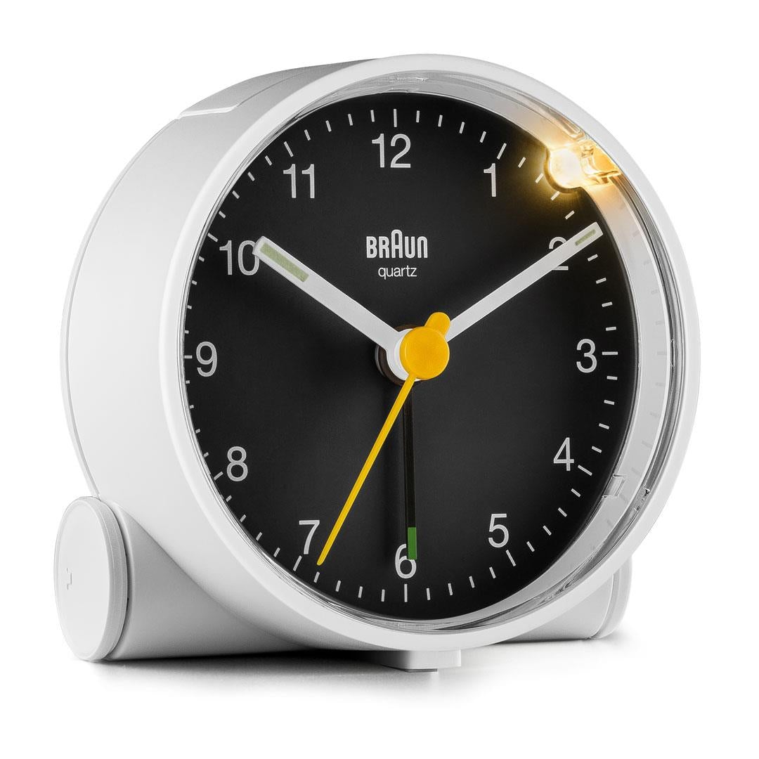 Braun Wekker Analoog BC01WB│Wit&Zwart│voorkant schuin met witte achtergrond