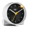 Braun Wekker Analoog BC01WB│Wit&Zwart│voorkant schuin met verlichting aan 