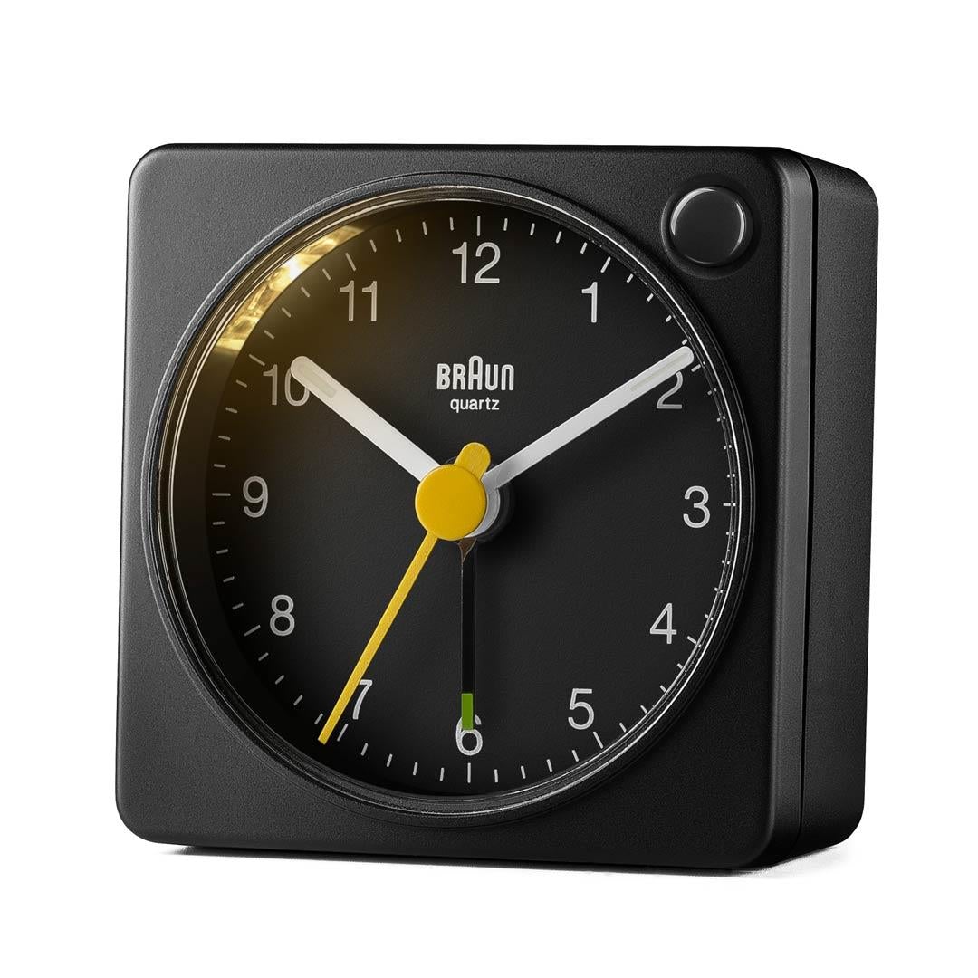 Braun Wekker Analoog BC02B│Zwart│Reiswekker│voorkant schuin links met verlichting aan