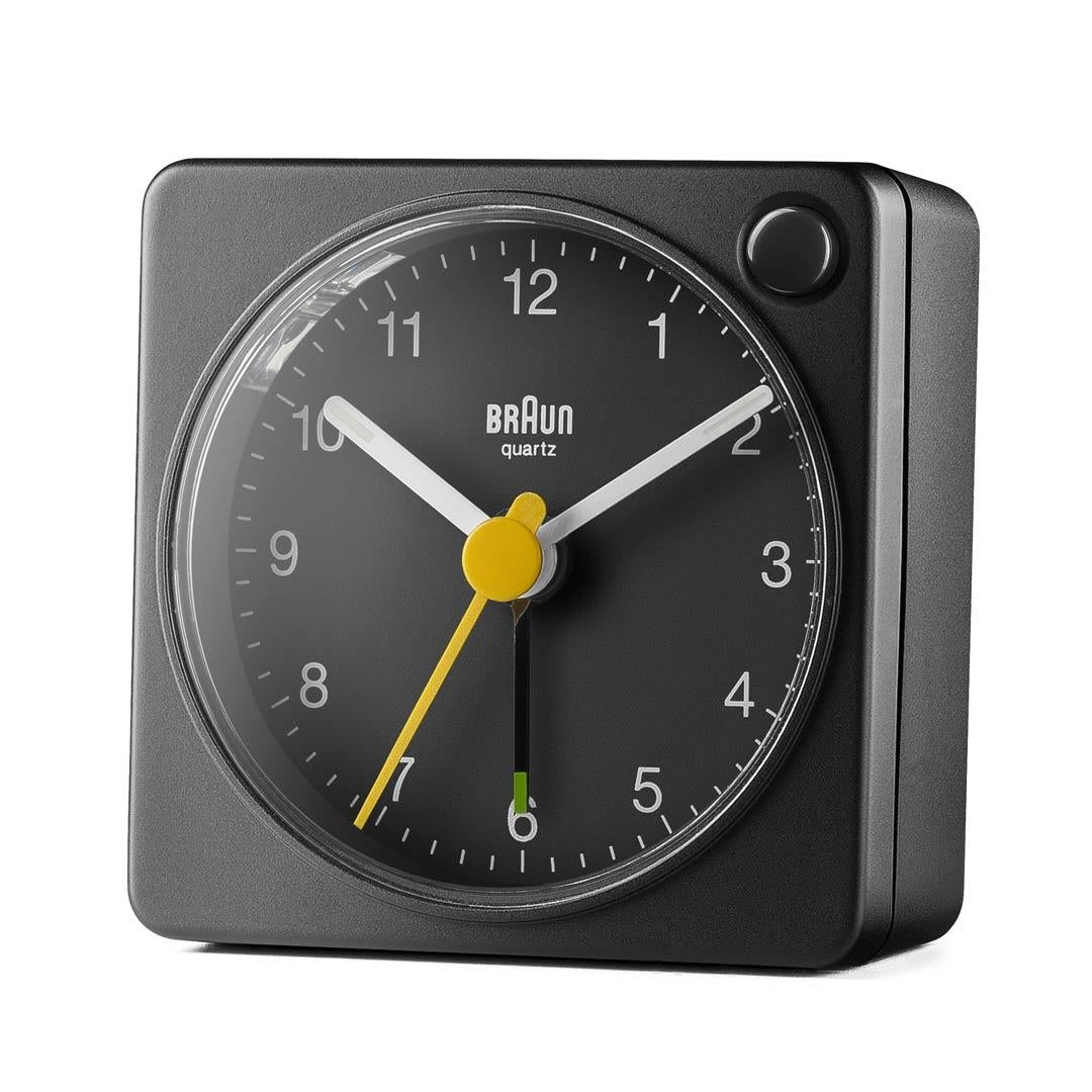 Braun Wekker Analoog BC02B│Zwart│Reiswekker│voorkant schuin links zonder verlichting