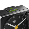 Braun Wekker Analoog BC02B│Zwart│Reiswekker│detail alarm knop