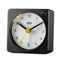 Braun Wekker Analoog BC02BW│Zwart&Wit│Reiswekker│voorkant schuin links met verlichting aan