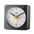 Braun Wekker Analoog BC02BW│Zwart&Wit│Reiswekker│voorkant schuin links zonder verlichting
