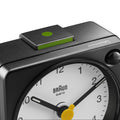 Braun Wekker Analoog BC02BW│Zwart&Wit│Reiswekker│detail alarmknop