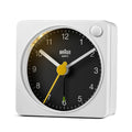 Braun Wekker Analoog BC02WB│Wit&Zwart│Reiswekker│voorkant schuin links met verlichting aan