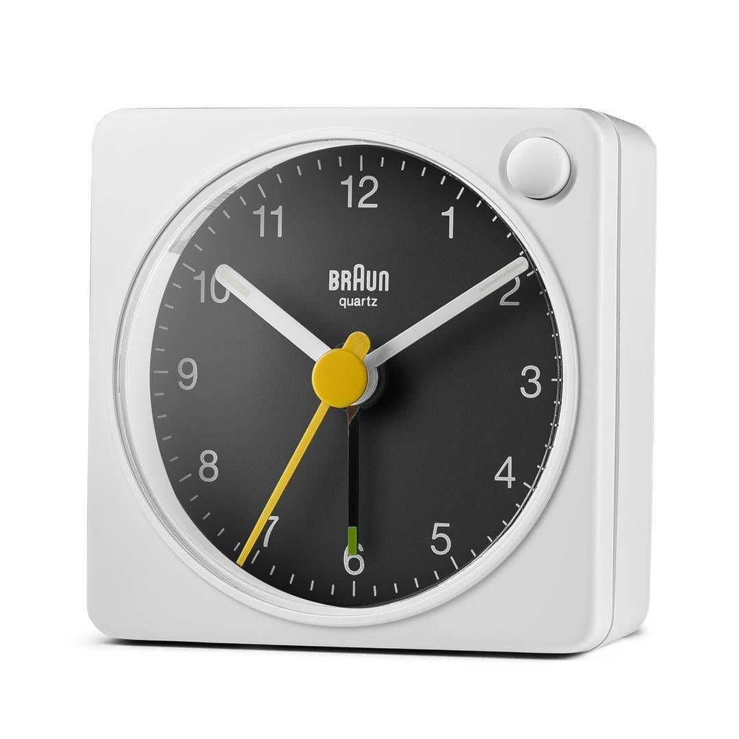 Braun Wekker Analoog BC02WB│Wit&Zwart│Reiswekker│voorkant schuin links zonder verlichting