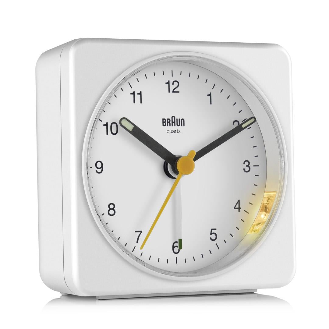 Braun Wekker Analoog BC03W│Wit│voorkant schuin met verlichting aan 