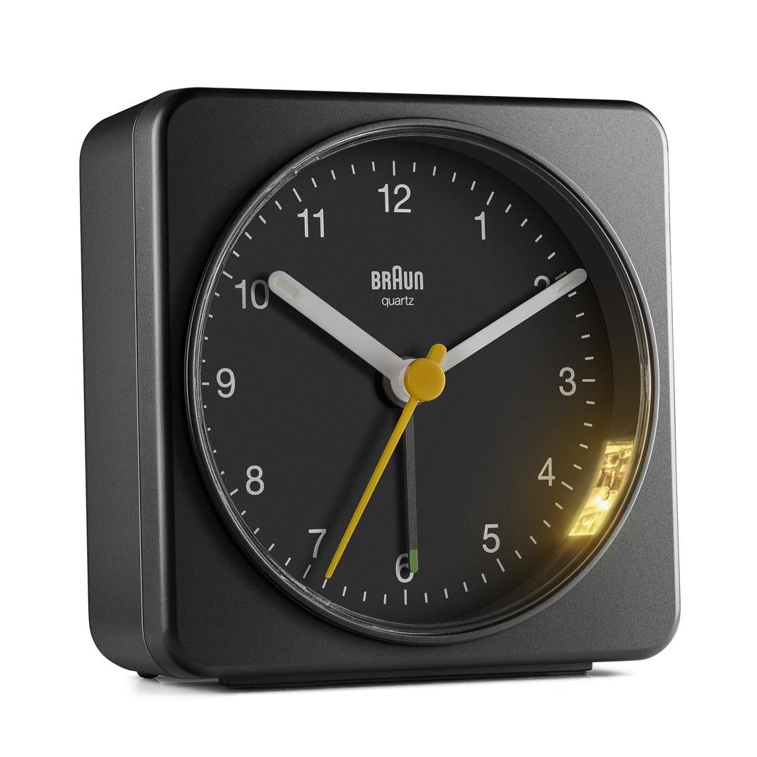 Braun Wekker Analoog BC03B│Zwart│voorkant schuin met verlichting aan