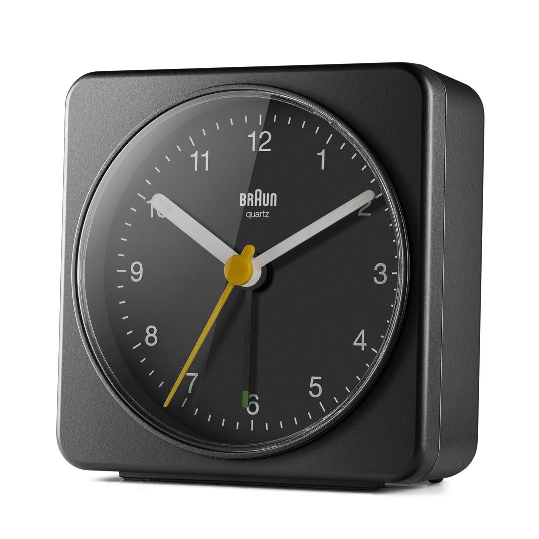 Braun Wekker Analoog BC03B│Zwart│voorkant schuin links zonder verlichting