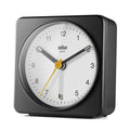 Braun Wekker Analoog BC03│Zwart&Wit│voorkant chuin links zonder verlichting