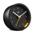 Braun Wekker Analoog BC12B│Zwart│voorkant schuin met verlichting aan